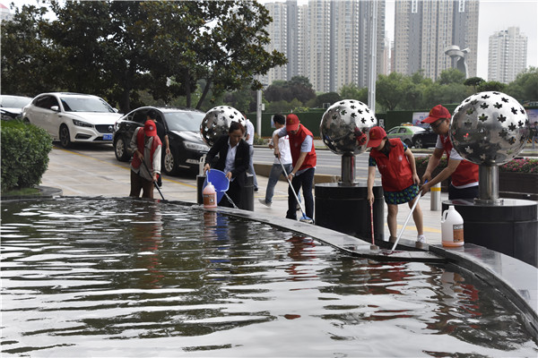 爱游戏体育app官网登录入口-爱游戏(中国)联合商务区社区开展“清洁家园 美化社区”       主题志愿服务活动
