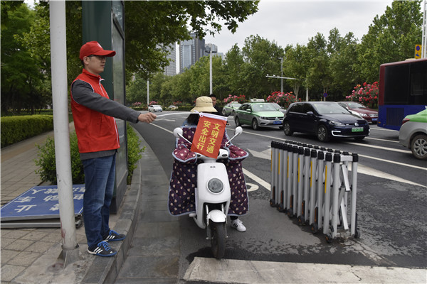 开展文明交通活动   助力文明城市建设——爱游戏体育app官网登录入口-爱游戏(中国)积极开展“文明交通”志愿服务活动